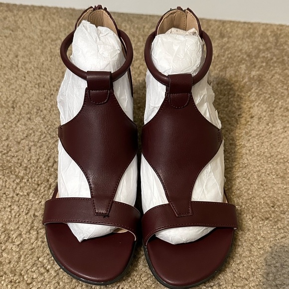 NWOT Journee Collection Footwear Trayle Wine Wedge Sandals Size: 6 - Picture 3 of 6